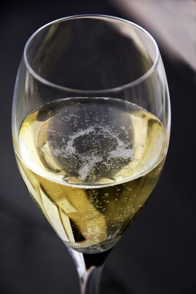 文件:1024px-Glass of champagne.jpg